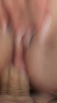 Mamă sexy brunetă cu fundul lărgit vrea sex anal profund și spermă în gură