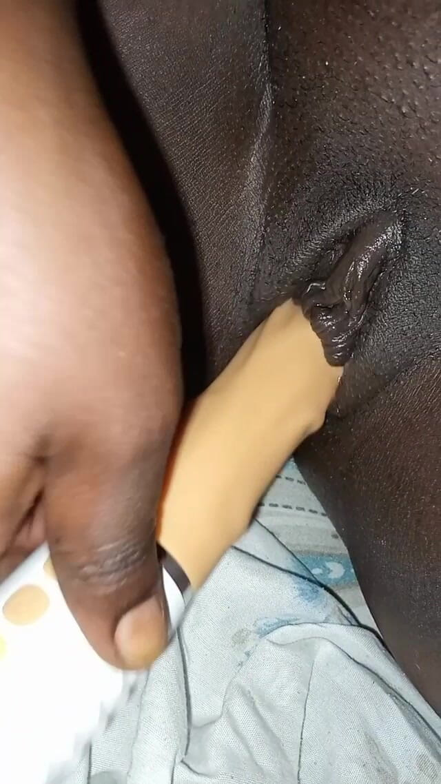 Me and my new slut: मेरी साँवली कुतिया को सेक्स पसंद है, मैं गोरी महिला की तलाश में हूं