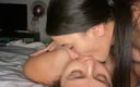 Zoe &amp; Melissa: Lesbiana me chupa profundo mi lengua enorme