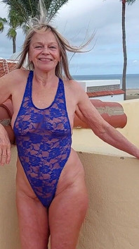 Martina West si dělá radost v průhledném krajkovém těle