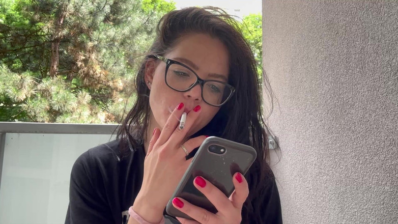 Shione Cooper: Sana burada cevap verirken sigara içiyor