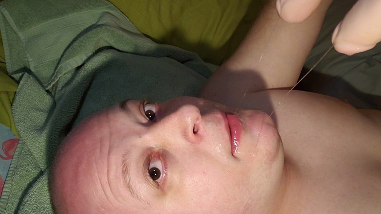 Charlieboy69: Deepthroat 2 enorme dildo pt2