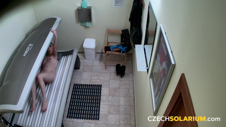 Czech Solarium: Tsjechisch Solarium 126: geile babe masturbeert in het solarium en geeft...