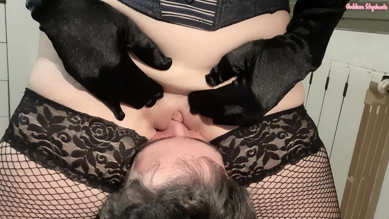 goddess82: Mein sklave muss klatschen, während ich sein gesicht ficke!
