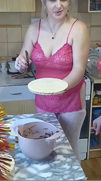 ฉันทำอาหารเช้าอร่อยๆ เปลือยกายกับแฟนสาวนมใหญ่ MILF