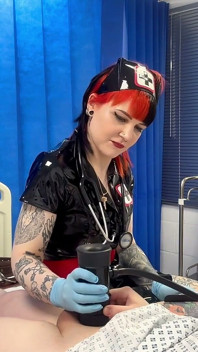 Traite mensuelle de l’infirmière Ruby : une patiente en cage de chasteté se fait vider et enfermer dans une cage inversée