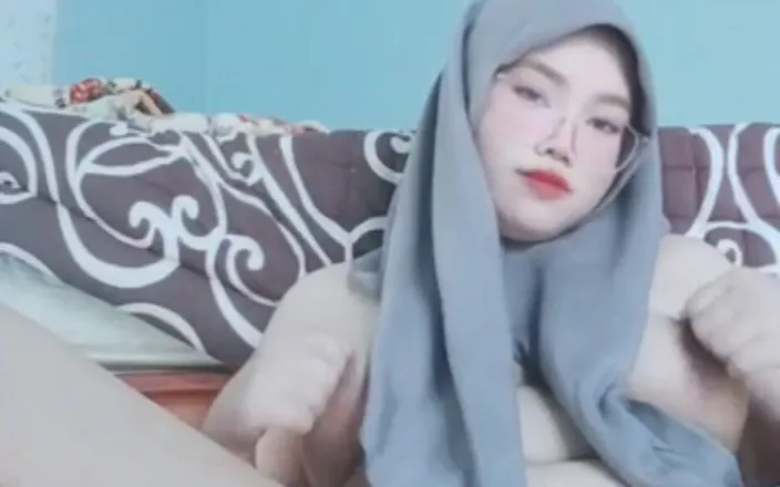Jilbab69: 발정난 Jilbab 소녀의 자위로 젖은 질에서 액체가 나오게 합니다.