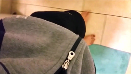 KittyHot: Sissy Kitty desculță se joacă cu pula ei de fată...