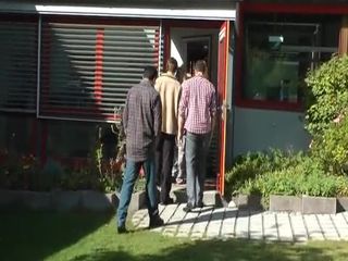 Enjoy German porn: Une pute blonde allemande sexy se fait baiser par plusieurs...