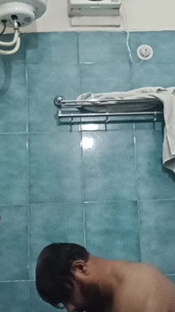 Ayah india lagi asik mandi sambil bugil sambil pamer tubuh basahnya