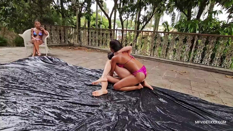 MF Fight: Trois mignonnes se battent à l’huile