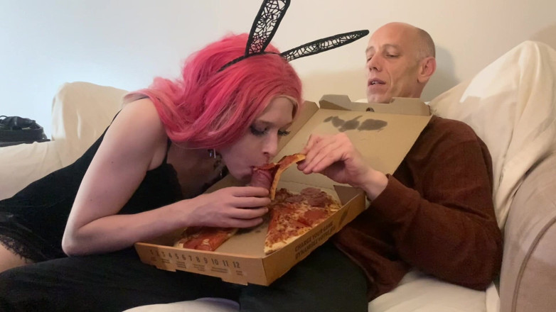 EmoDream1998: Mangiare la pizza dal cazzo dell'uomo della pizza