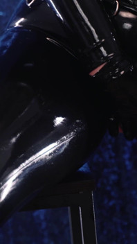 Une MILF blonde sexuelle en latex squirte avec un gode