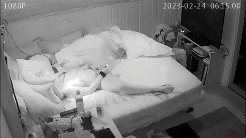 KittieNoOne: Istri masturbasi dengan suami di telepon