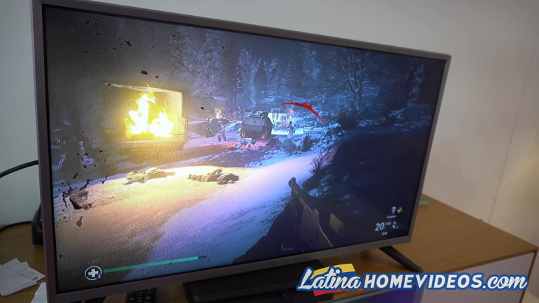Latina Home Videos: Fată jucătoare columbiană se dezbracă în timp ce se joacă pentru...