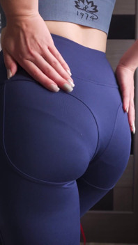 Máy bay bà già săn chắc khoe cặp mông săn chắc trong quần legging