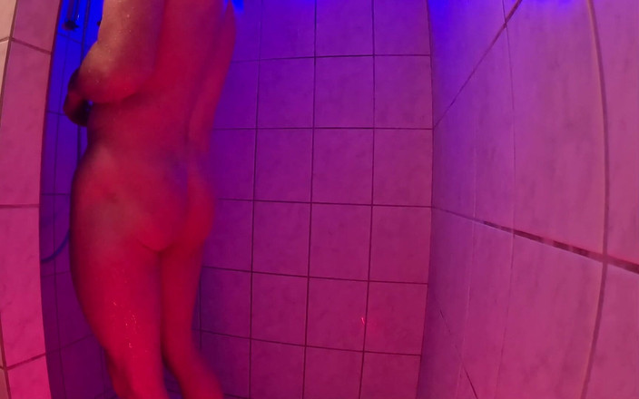 Gay80cum: Aku lagi asik mandi dan sange berat