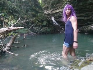Alexa Cosmic: Alexa Cosmic transgirl nuota alla cascata in camicia e maglietta...