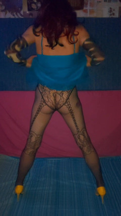 Lizzaali: Mała niebieska sukienka i rajstopy kabaretki dokuczają