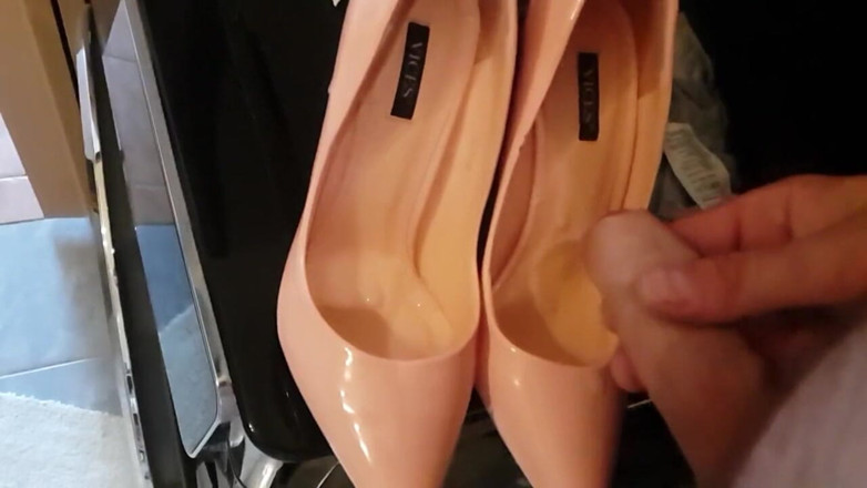 Milosbroz: Sborra sui nuovi tacchi alti sexy della mia ragazza NO...