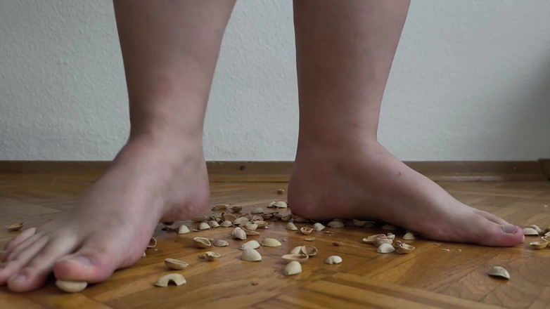 Your QueenXoXo: 130kg Mulher Andando em Conchas de Pistache - Crunching Sounds