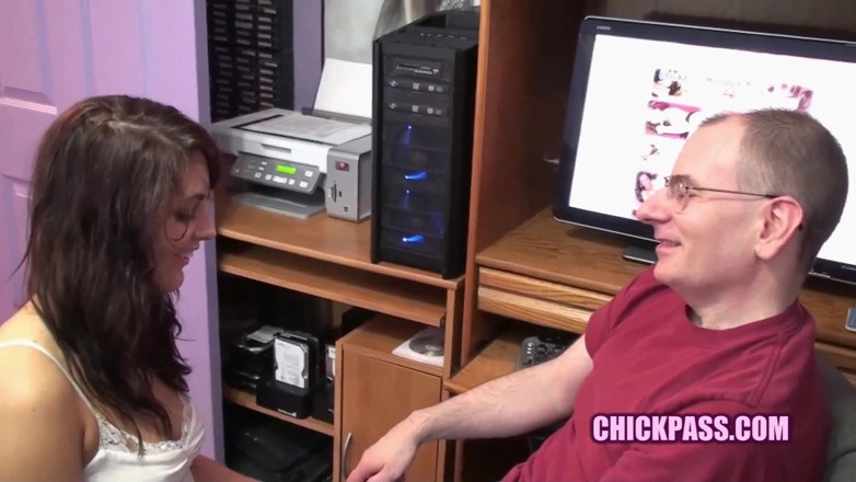 ChickPass Amateurs: Bella Luciano suce un geek chanceux
