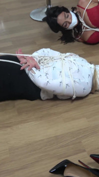 Lottie Lalay dan Latina dalam: Pekerja bank yang cantik diikat dan disumbat ballgagged sebagai sebahagian daripada latihan mereka!
