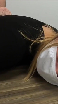 Dívka dává novému šéfovi kouření během pracovního pohovoru