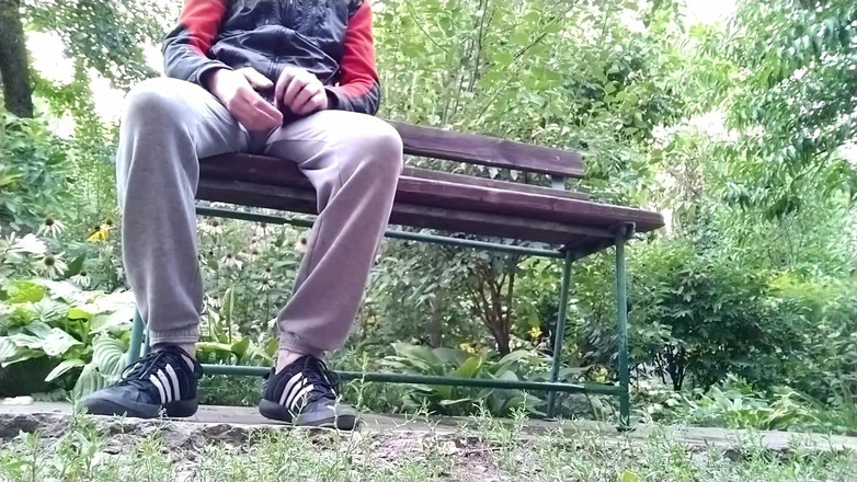 OurFetishLife: Nevlastní matka čůrá ve stoje jako kráva, ohýbá se a roztahuje...