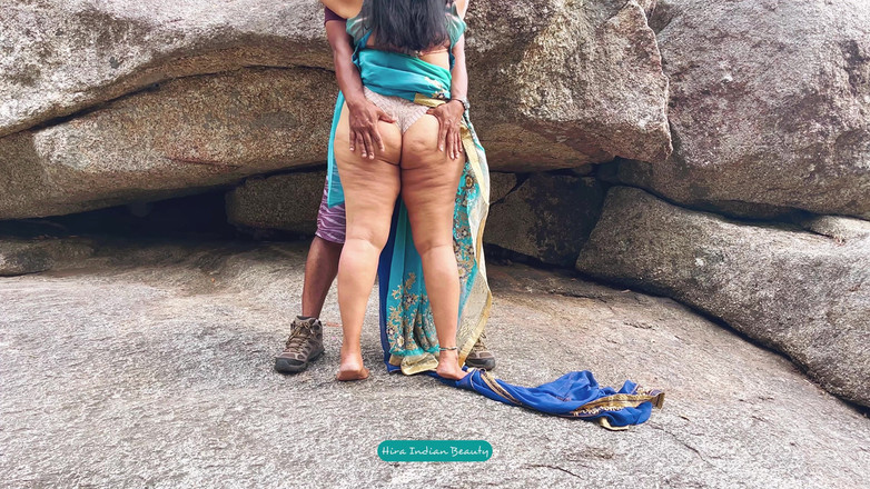 Hot 365 Entertainments: Cuplu indian dragoste în aer liber - sex în sari - sari ridicat și cur...