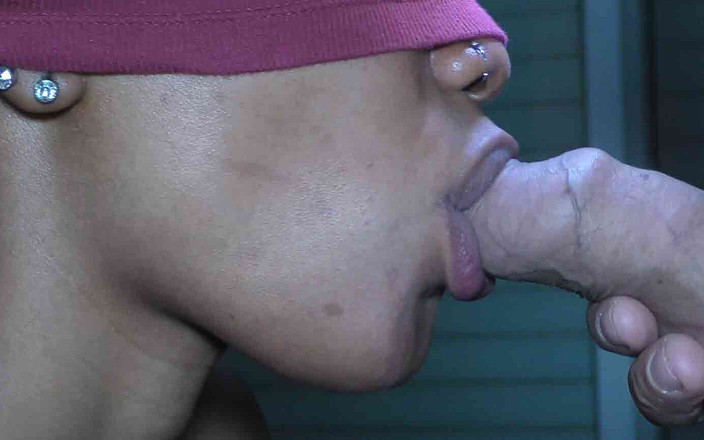 Bam-bulax: Velký bílý prut se udělá v ústech černé děvky, aby to spolkla