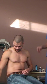 Il dottore tatuato succhia il cazzo del suo paziente dopo un controllo di routine