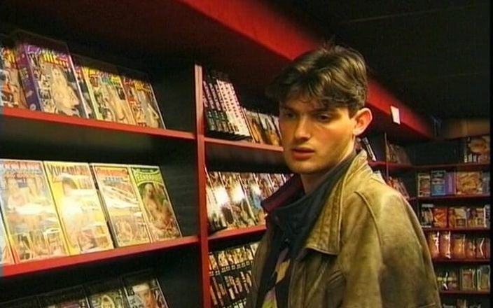 Porno kino: アナルファックされたティーンドイツ語の図書館で顔射