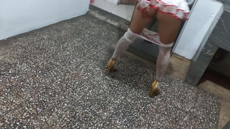 Martin13: 继母穿着性感内衣勾引我。荡妇以诱人的方式抚摸她的奶子和阴道。