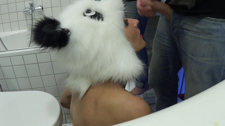 Slutwife Club: Fuckpet Vilja levou seu chapéu de panda e faz um...