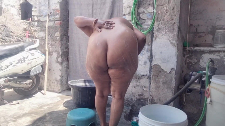 Yourgeeta8899: Indian Bhabhi's Hot Video While Bathing