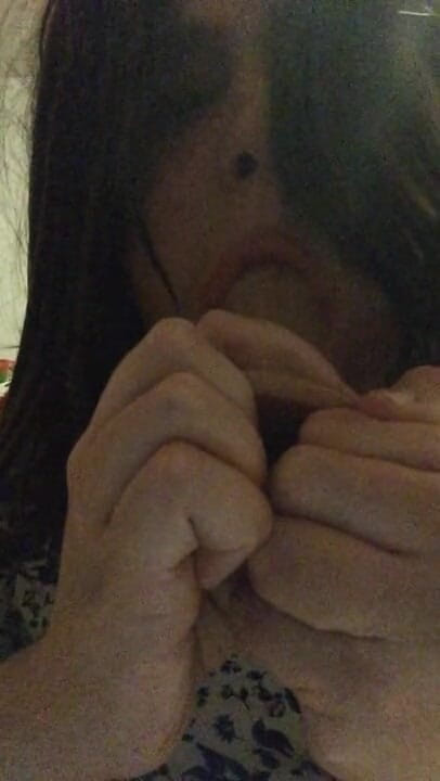 BifloXXX: Il travestito bruna prende un dildo nella gola profonda