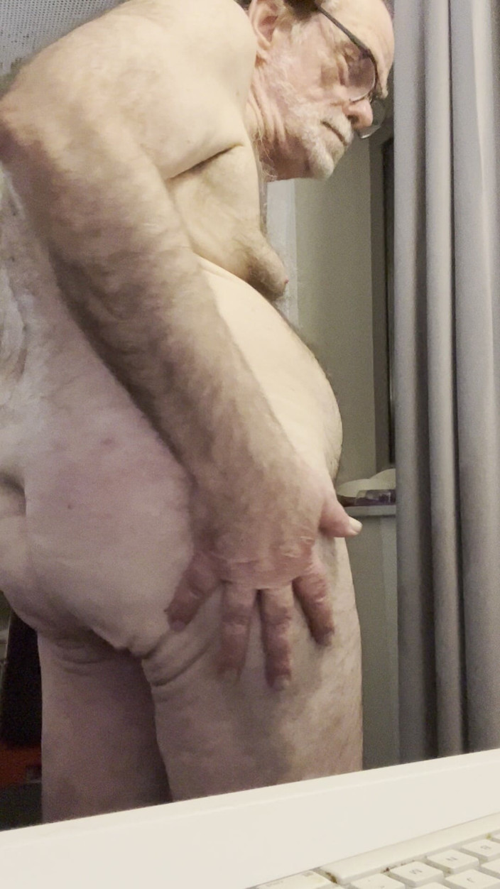 Coach Karl dude lodge: Coach Karl Nipples and Butt 5571