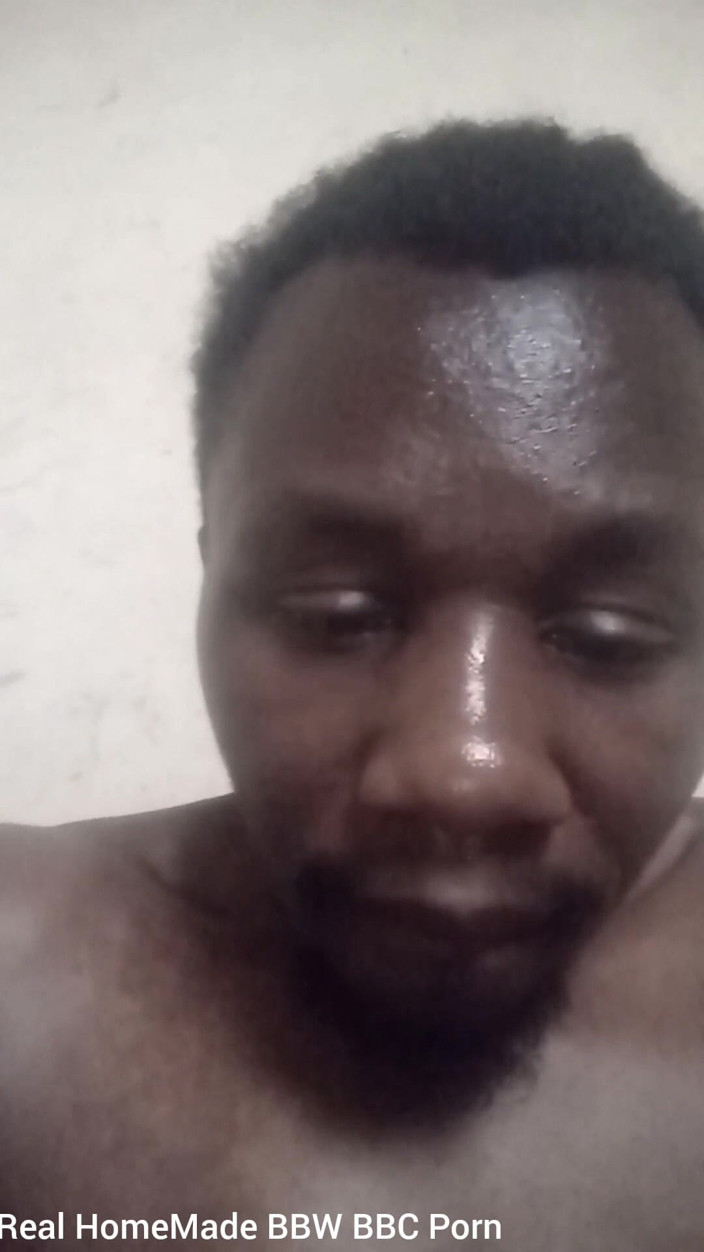 Big black cock BBCee: Uns cu ulei mângâindu-mi mare și neagră ejaculând tare
