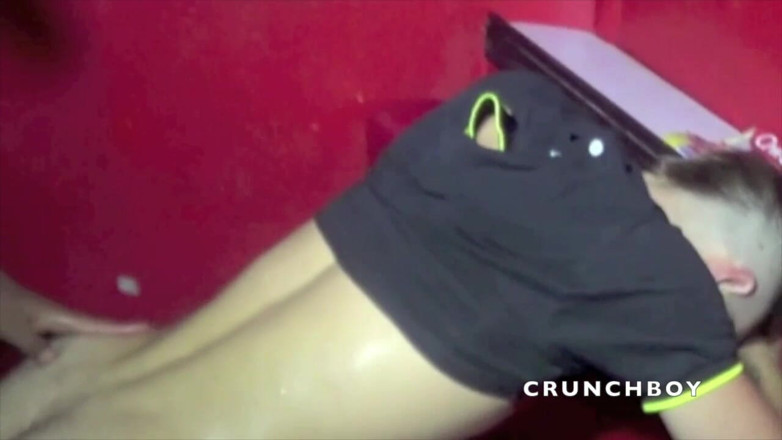 Crunch Boy: Amatérská mezirasová gangbang v klubu v Paříži
