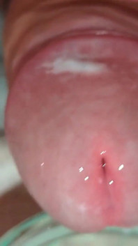 Edging lubrifie une bite qui fuit, puis libère une grosse éjac énorme dans un bol de verre, éjaculation super extrême, sperme