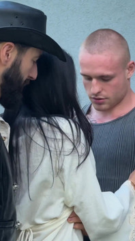 Eva Tender yang pemalu diseksi di pantat dan vagina dalam penetrasi ganda keras saat syuting porno! BTS - Dirty Talk!