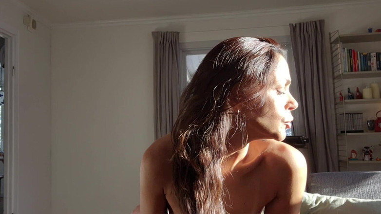 LoveAndRopes: Une Femme Sexy Exhibe Son Cul Incroyable Et Chevauche Parfaitement...