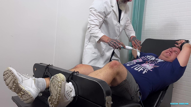 Ticklish Chubs: Божевільний вчений облизує Ріка!