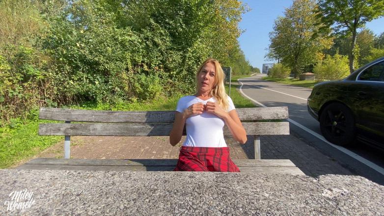 Miley Weasel: Blondýnka to dostane veřejně v odpočívadle