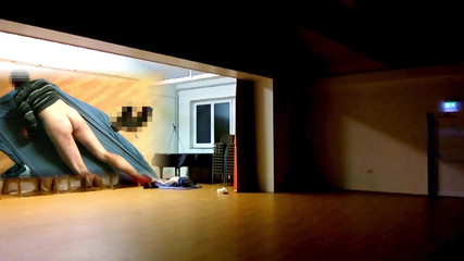 Mark Hannes: Snelle risicovolle bultmasturbatie in de muziekzaal