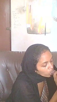 Hijab Lady arbetar på mitt hemmakontor suger bra