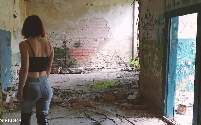Miss Flora: Botas, jeans y provocación aplastante en un edificio abandonado