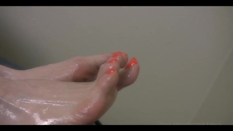 Jamie French: Piedi.