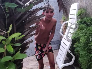 Stepmother Seduces Her Boyfriend with Her Huge Ass in Front of His Friend